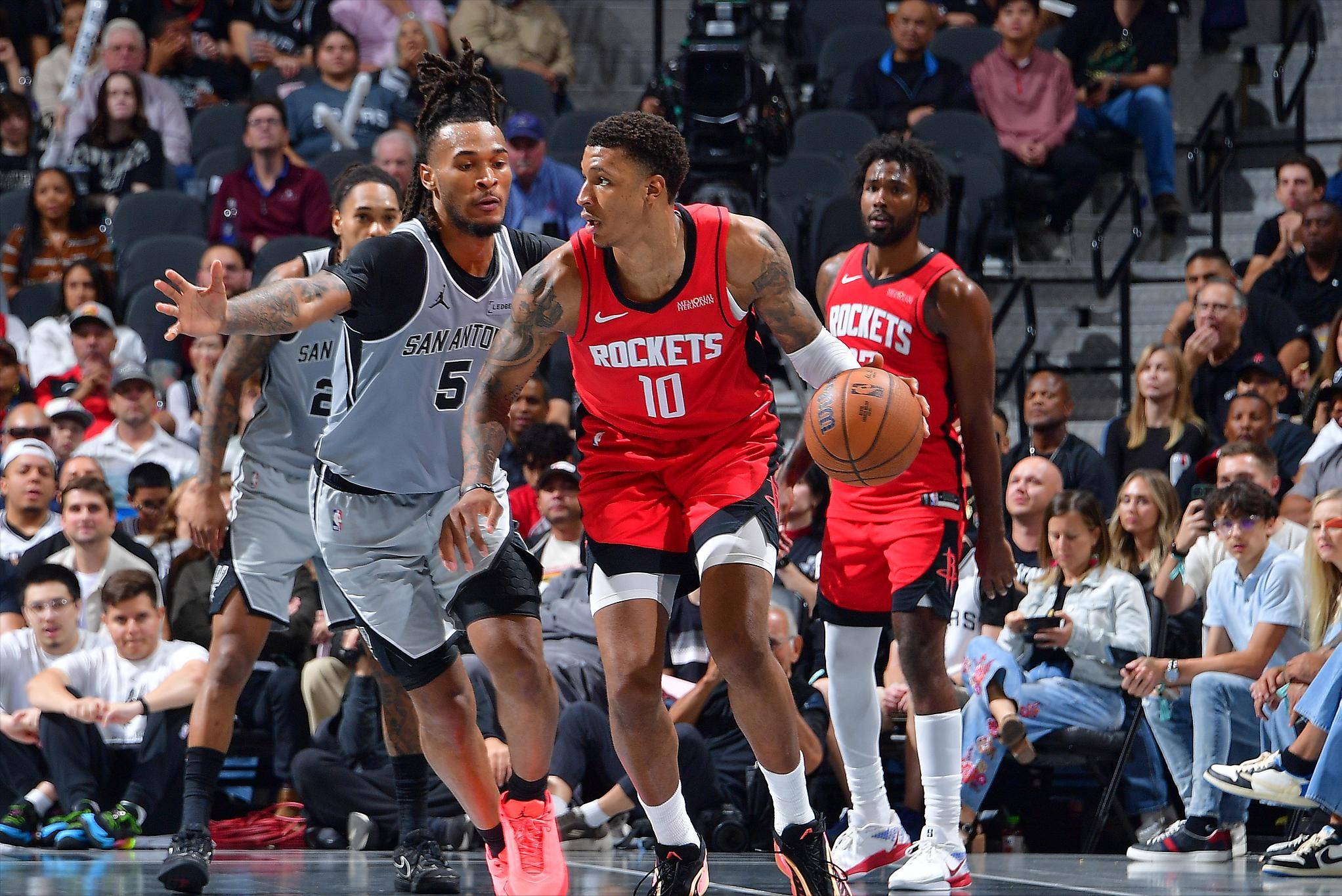 杰伦·约翰逊连续3场三双，赛季5次三双均创老鹰队史纪录（杰伦·约翰逊三连三双，本季第5次三双再刷新老鹰队史纪录）