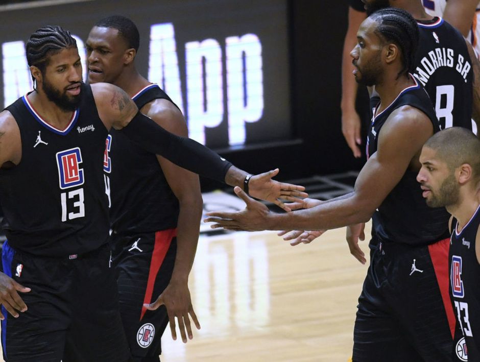 足坛年度十大新闻出炉，各界议论不断（年度足坛十大要闻揭晓，引发各界热议）