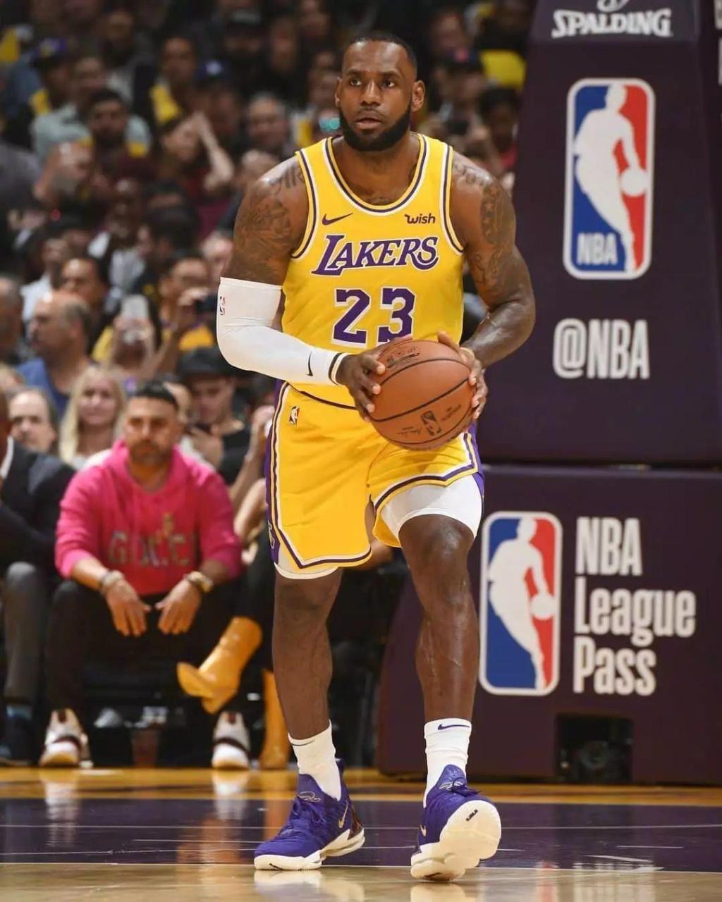 爆冷！广东狂输山西14分，进攻拉胯失误多，奎因首秀拉胯（冷门突现：广东不敌山西14分，进攻低迷失误频发，奎因处子战表现欠佳）