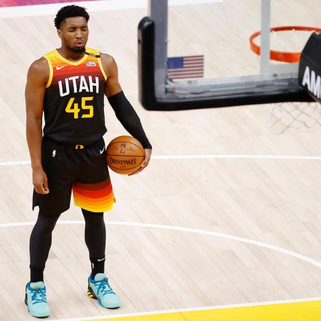 南野拓实法国杯受伤被担架抬出场，疑似遭遇重伤（法国杯南野拓实伤退，被担架抬离赛场疑似重伤）