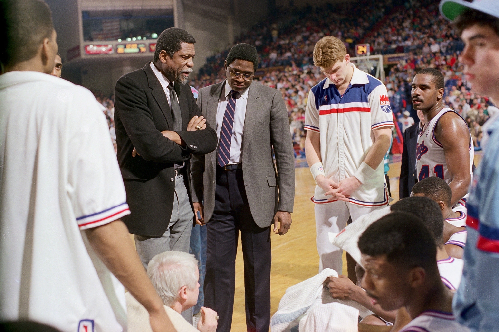 吉鲁帽子戏法助阿森纳3-0胜奥林匹亚科斯晋级欧冠16强（吉鲁上演帽子戏法，阿森纳3-0击败奥林匹亚科斯挺进欧冠16强）