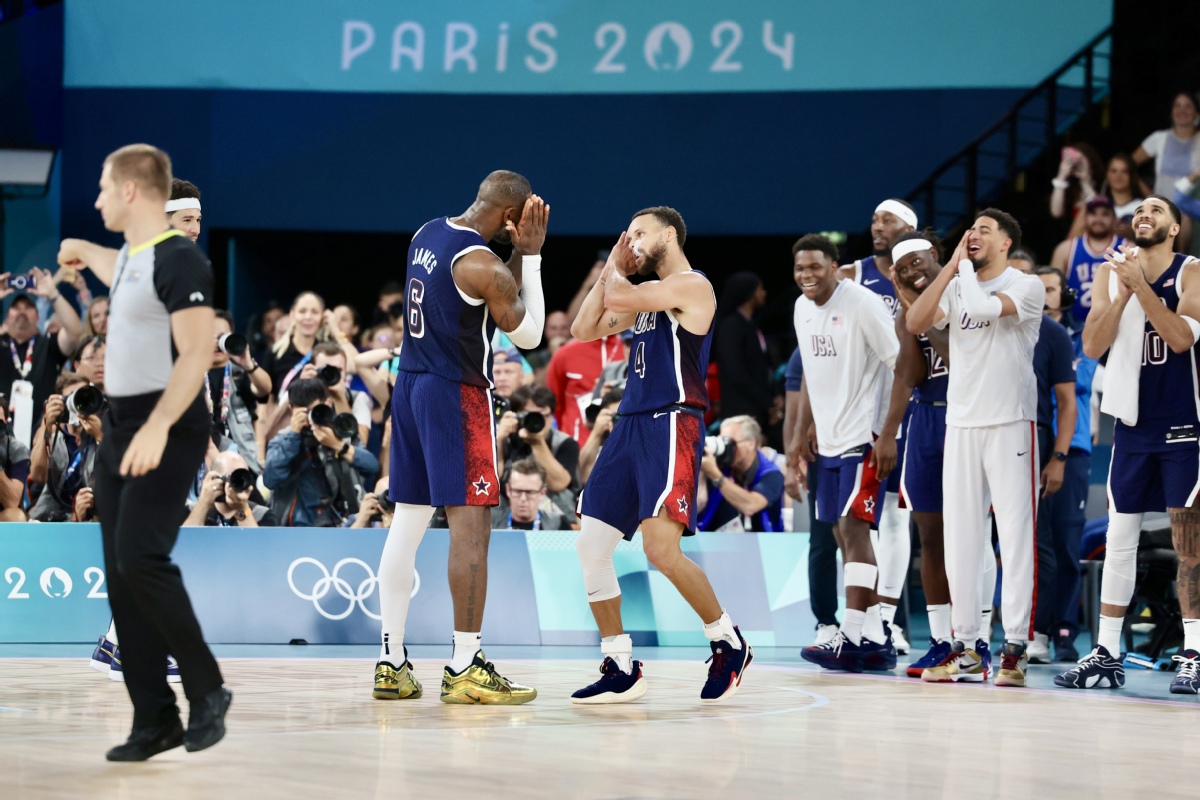 球星再度超神发挥（巨星再度神勇爆发）